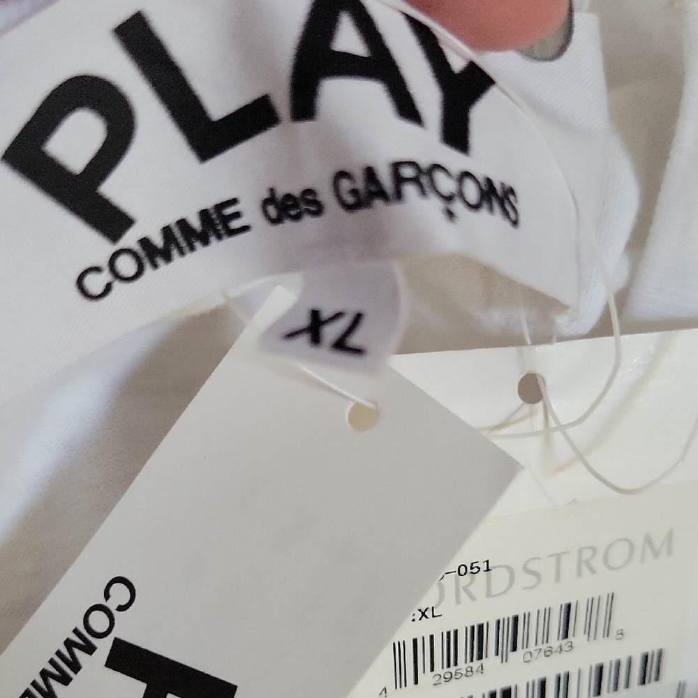 🆕️ Comme des Garçons PLAY White T-Shirt with Red Heart Graphic NWT - Picture 9 of 9